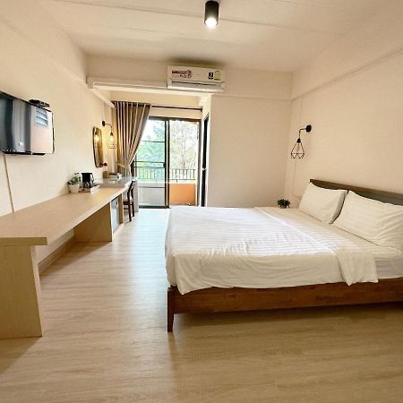 I-Home Residence And Hotel Pluak Daeng Экстерьер фото